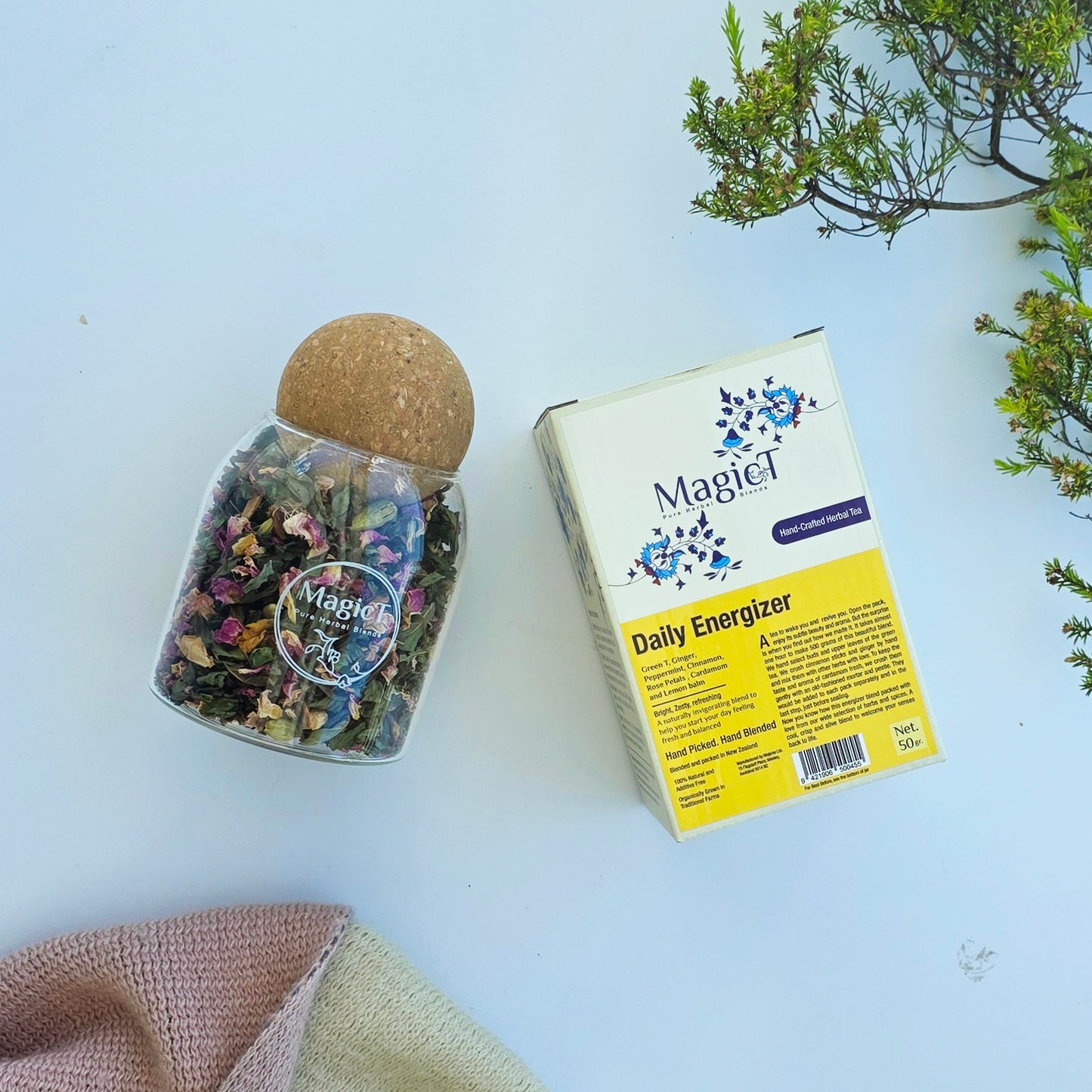 Daily Energizer : Green tea, Peppermint, Rose petal, Cardamom, Ginger, Cinnamon, Lemon balm